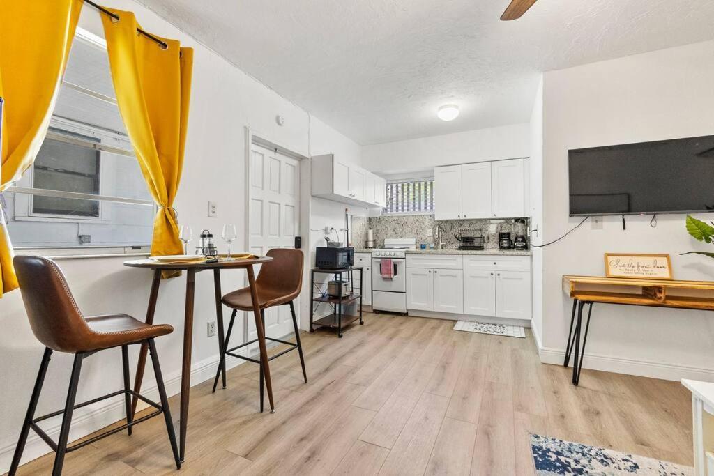 Intimate Casita Mia Minutes Away From Airport, Calle 8, Brickell, Coral Gables, The Beach And More! Маями Екстериор снимка